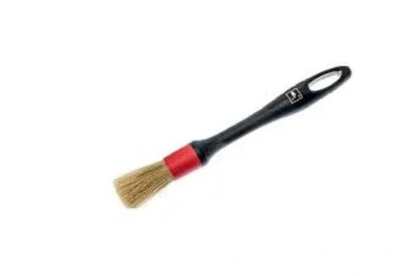 Interior brush red — četka za pragove i pedale